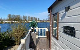 Lakeside Retreat With Hot Tub & Fishing Peg At Tattershall Lakes Country Park