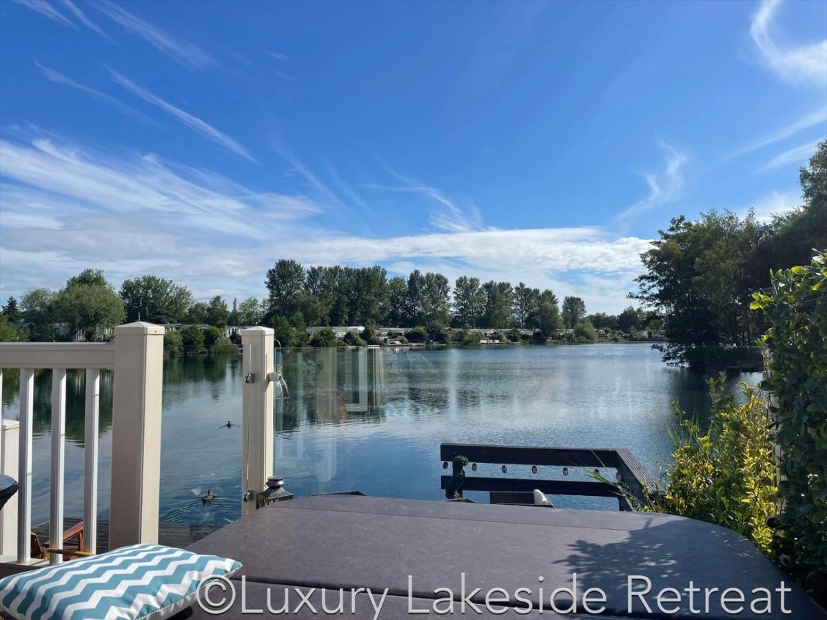 Lakeside Retreat With Hot Tub & Fishing Peg At Tattershall Lakes Country Park Hotel Exterior photo