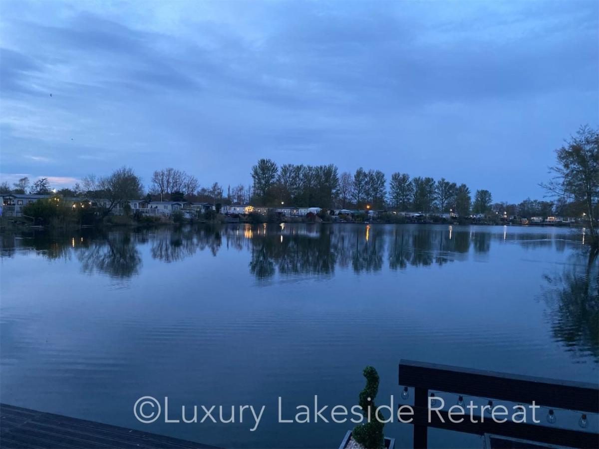 Lakeside Retreat With Hot Tub & Fishing Peg At Tattershall Lakes Country Park Hotel Exterior photo