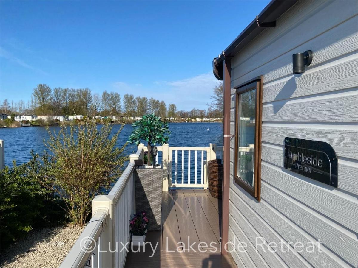 Lakeside Retreat With Hot Tub & Fishing Peg At Tattershall Lakes Country Park Hotel Exterior photo